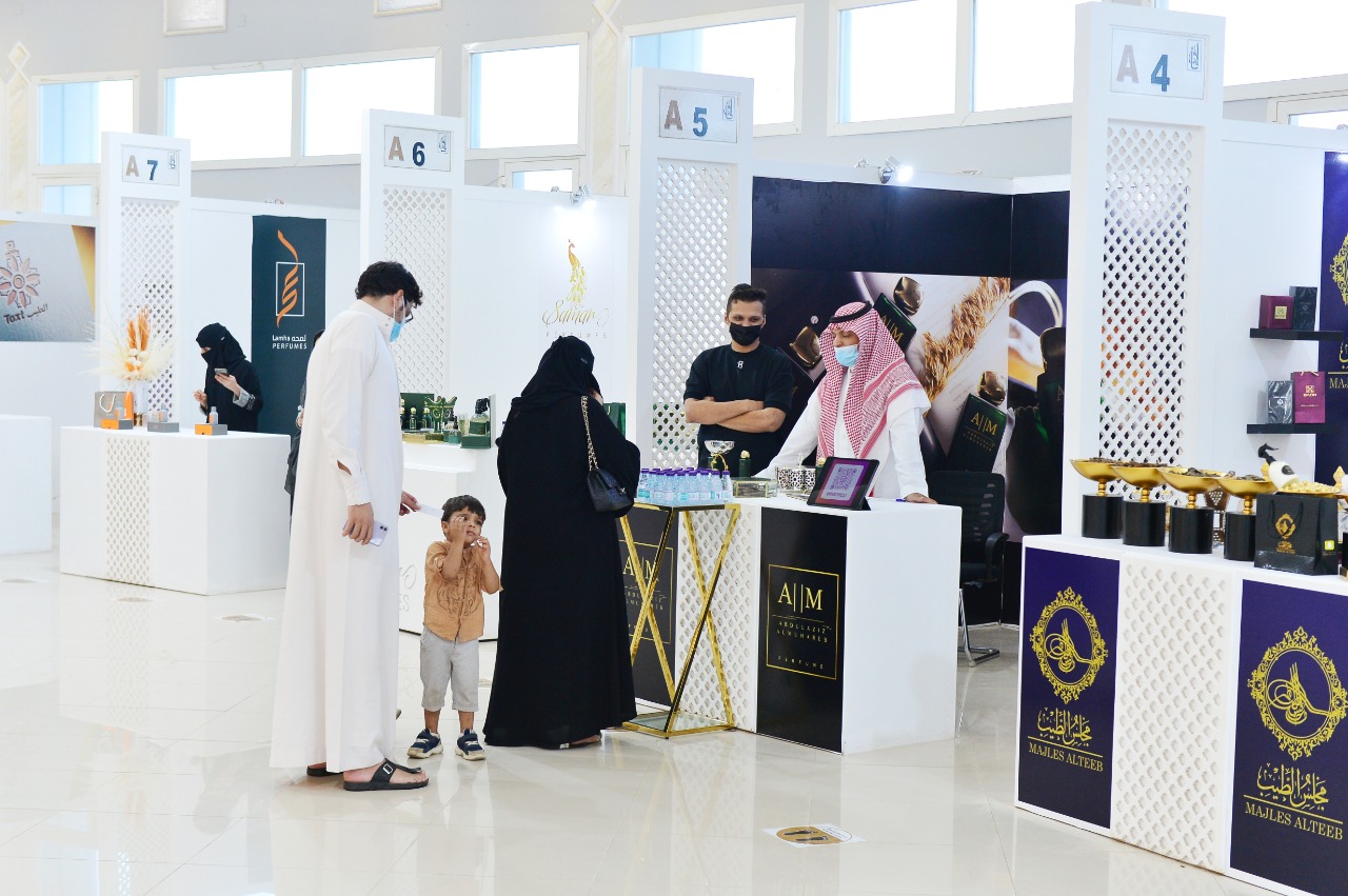 معرض عطوراتي